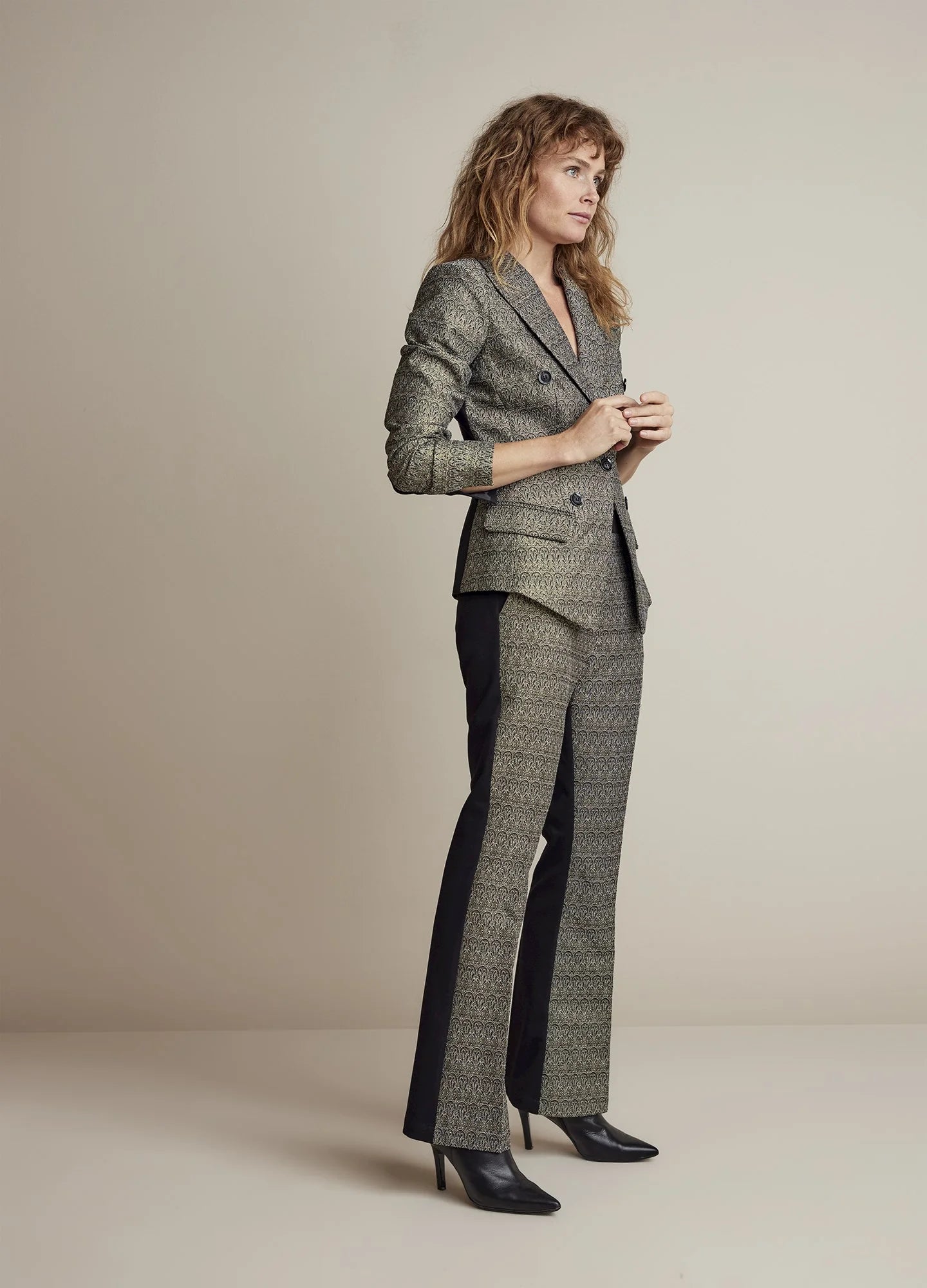 Blazer with gold-coloured thread