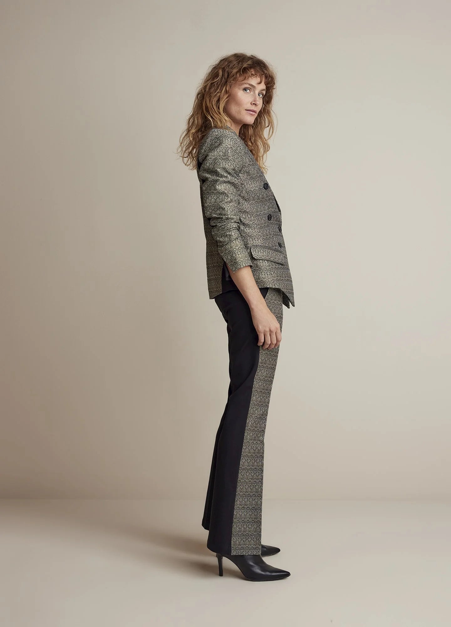 Blazer with gold-coloured thread